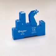 Розетка с винт. клеммами (с зажимной клетью) для реле 55.32 55.34 таймера 85.02 85.04 модули 86.00 99.02 в комплекте металлич. клипса 094.71 версия для ЖД-транспорта 94047SMA 97017SMA